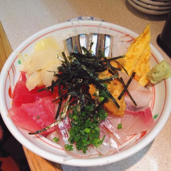 My cousin's Goukai-don: raw tuna, sea urchin, silver-skinned fish, horse mackerel, salmon roe, white flesh fish 