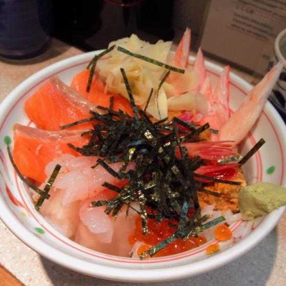 My own bowl of Hokkaizanmai-don: raw snow crab, deep-water shrimp, sea urchin, salmon, salmon roe and scallops on top of a bowl of hot steaming sushi rice. 